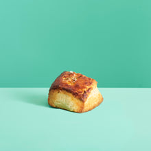 Load image into Gallery viewer, Rosemary Buttermilk Biscuits (6 Pieces)